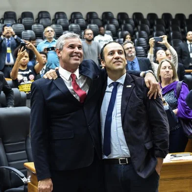 MovimentaÃ§Ã£o de plenario durante votaÃ§Ã£o do projeto do IPTU. Na foto: vereadores Mauro Pinheiro, lÃ­der do Governo (gravata vermelha) e MoisÃ©s Barbosa (dir), vice-lÃ­der do Governo