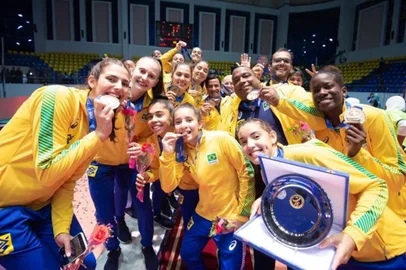  Brasil ficou com o bronze no Mundial Sub-18 de vôlei feminino. Atleta do Recreio da Juventude, Kátia Larissa Machado (E) fez parte do grupo.