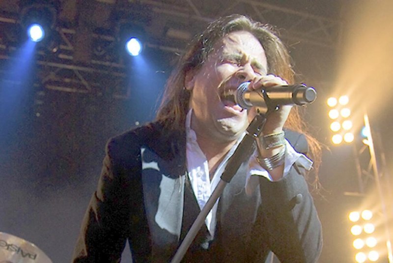 O cantor André Matos, ex-vocalista das bandas Viper, Angra e Shaman, em um show em Madri em janeiro de 2009