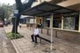 Após o cabeleireiro Moisés da Rosa Gomes fazer bancos de madeira para as pessoas aguardarem os ônibus, a EPTC instalou novas paradas na via.