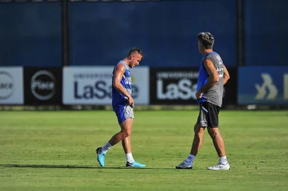  PORTO ALEGRE, RS, BRASIL 23/03/2018 - Treino do Grêmio que ocorreu na tarde desta sexta feira. Na foto- Arthur,  Renato Gaúcho  (FOTOGRAFO:ISADORA NEUMANN / AGENCIA RBS)