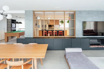 Oona Arquitetura, Bianca Antunes, reforma, painel, parede verde, TV, cozinha, estante