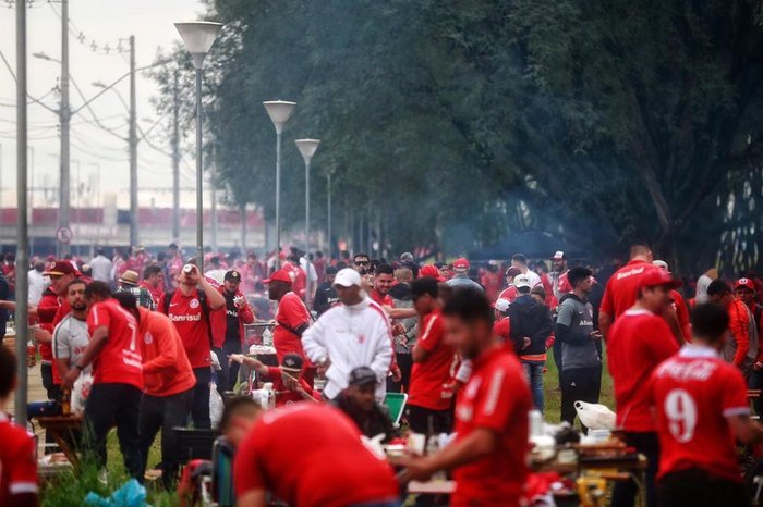 No Parque Marinha do Brasil, colorados preparam churrasco antes da final