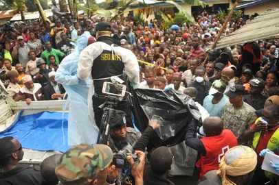 Rescuers hold a body after a fire at a Koranic school that killed at least 26 children and two teachers in Monrovia, Liberia, on September 18, 2019. - Emergency services told President George Weah that 28 people died on September 18, 2019 overnight, his spokesman Solo Kelgbeh told AFP, as the president visited the site in Paynesville, on the outskirts of the capital. (Photo by Zoom DOSSO / AFP)