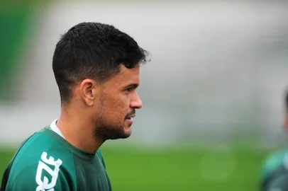  CAXIAS DO SU, RS, BRASIL, 18/09/2019. Treino do Juventude no estádio Alfredo Jaconi. O Ju se prepara para o jogo da volta da semifinal da série C do Campeonato Brasileiro contra o Náutico. Na foto, meia Rafael Bastos. (Porthus Junior/Agência RBS)