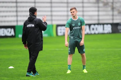  CAXIAS DO SU, RS, BRASIL, 18/09/2019. Treino do Juventude no estádio Alfredo Jaconi. O Ju se prepara para o jogo da volta da semifinal da série C do Campeonato Brasileiro contra o Náutico. Na foto, técnico Leandro Fahel (E) com o atacante Gabriel Poveda (D). (Porthus Junior/Agência RBS)Indexador: Porthus Junior                  