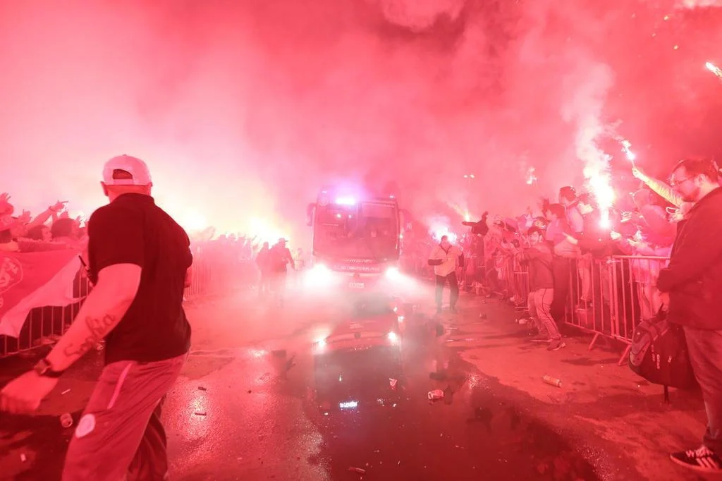 VÍDEO: torcida recebe Inter com ruas de fogo no Beira-Rio antes da ...