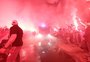 VÍDEO: torcida recebe Inter com ruas de fogo no Beira-Rio antes da final da Copa do Brasil