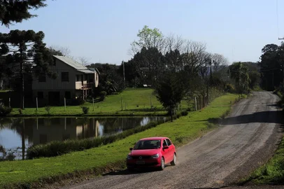  CAXIAS DO SUL,  RS, BRASIL, 25/08/2014 - Asfaltamento na Estrada dos Romeiros, entre Caxias e Farroupilha.Na foto, Trecho pertencente à Farroupilha. (JONAS RAMOS/PIONEIRO)Indexador:                                 