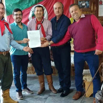 Vereadores do PDT de Caxias e o ex-vereador e ex-coordenador da 25ª Região Tradicionalista, Jó Arse (ao centro), com o projeto que torna a 25ª patrimônio histórico imaterial. Vereadores Ricardo Daneluz, Rafael Bueno, Gustavo Toigo e Velocino Uez.