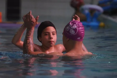  CAXIAS DO SUL, RS, BRASIL, 11/09/2019 - O menino Théo Giordani (DE TOCA PRETA), 11 anos, é autista e pratica atividades de hidroterapia na Universidade de Caxias do Sul. Elas são promovidas pela L'Aqua, em parceria com a instituição de ensino. Além disso, o menino também praticava equoterapia pela Smed e aguarda início de natação para autistas, por meio da Smel. Todas as atividades ocorrem de forma gratuita. (Marcelo Casagrande/Agência RBS)
