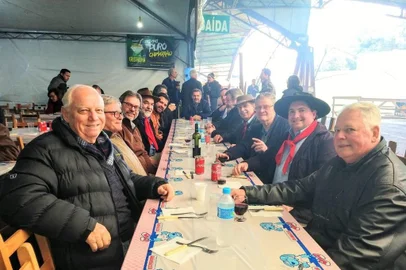 Políticos em almoço no Sindigeneros, nos pavilhões, na Semana Farroupilha. Vários possíveis candidatos a prefeito de Caxias, como Adiló didomenico (PTB), Carlos Búrigo (MDB), Elói Frizzo (PSB) e Neri, O Carteiro (SD). Também estão os vereadores Ricardo Daneluz (PDT), Flavio Cassina (PTB), Paulo Périco (MDB)