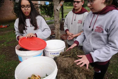 CAXIAS DO SUL, RS, BRASIL (19/09/2019)Estudantes da Escola Família Agrícola da Serra (Efaserra) criaram um modelo de composteira para compostagem urbana. O projeto será apresentado na Feira Ecológica de Caxias do Sul.A ação é coordenada pela professora Heloísa Camello, dentro da disciplina de agroecologia e ecossistemas, produção vegetal e solos e adubação.Os estudantes participantes: Renata Lozz, 15, de Boa Vista do Sul; Eduardo Klein, 16, Feliz; e Flávia Bernardi Rankrappes, 16, de Caxias do Sul. (Antonio Valiente/Agência RBS)