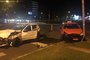 Um acidente entre dois carros foi registrado na Avenida Ipiranga, no cruzamento com a São Manuel, em Porto Alegre, na noite desta sexta-feira. A colisão envolveu um Fiat Uno e um Taxi. Três das quatro pessoas que estavam no veículo foram encaminhadas ao hospital. O estado de saúde delas não foi divulgado. No táxi, o motorista não se feriu. 