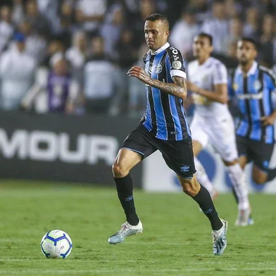 Gremio x SantosRS - FUTEBOL/CAMPEONATO BRASILEIRO 2019 /GREMIO X SANTOS - ESPORTES - Lance da partida entre Santos e Gremio disputada na noite deste sabado, na Vila Belmiro, em Santos, em partida valida pela Campeonato Brasileiro 2019. FOTO: LUCAS UEBEL/GREMIO FBPA, LuanEditoria: SPOIndexador: Lucas UebelSecao: futebolFonte: Gremio.netFotógrafo: Gremio x Santos