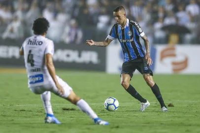 Gremio x SantosRS - FUTEBOL/CAMPEONATO BRASILEIRO 2019 /GREMIO X SANTOS - ESPORTES - Lance da partida entre Santos e Gremio disputada na noite deste sabado, na Vila Belmiro, em Santos, em partida valida pela Campeonato Brasileiro 2019. FOTO: LUCAS UEBEL/GREMIO FBPA, LuanEditoria: SPOIndexador: Lucas UebelSecao: futebolFonte: Gremio.netFotógrafo: Gremio x Santos