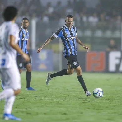 Gremio x SantosRS - FUTEBOL/CAMPEONATO BRASILEIRO 2019 /GREMIO X SANTOS - ESPORTES - Lance da partida entre Santos e Gremio disputada na noite deste sabado, na Vila Belmiro, em Santos, em partida valida pela Campeonato Brasileiro 2019. FOTO: LUCAS UEBEL/GREMIO FBPA, LuanEditoria: SPOIndexador: Lucas UebelSecao: futebolFonte: Gremio.netFotógrafo: Gremio x Santos