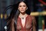 Bruna Marquezine surpreende com cabelos longos para desfile em Paris