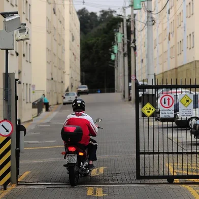  CAXIAS DO SUL, RS, BRASIL, 10/09/2019. Condomínio Rota Nova, no bairro Mattioda, está numa situação mais confortável e com pagamentos em dia foi possível investir e manter alguns serviços como o que controla o acesso de veículos. (Porthus Junior/Agência RBS)