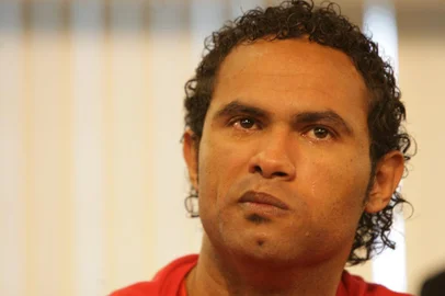 O goleiro Bruno presta depoimento nesta terça-feira na   Comissão de Direitos Humanos da Assembleia Legislativa de Minas Gerais, em Belo Horizonte, na manhã desta terça-feira. Bruno e seu advogado Claudio Dalledone Junior foram ouvidos por deputados da comissão. Eles foram convocados após a denúncia contra a juíza da Comarca de Esmeraldas, Maria Jose Starling , que   estaria envolvida em suposta negociação para a concessão de habeas corpus em favor do ex-goleiro do Flamengo , acusado do desaparecimento da ex-modelo Eliza Samudio. Bruno está preso na   Penitenciária Nelson Hungria, em Contagem.