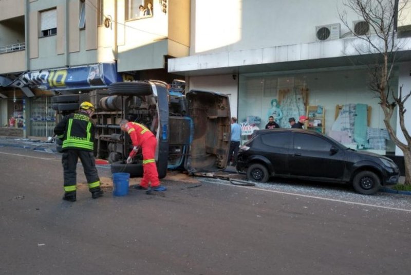 Caminhão desgovernado provoca acidente em Carlos Barbosa