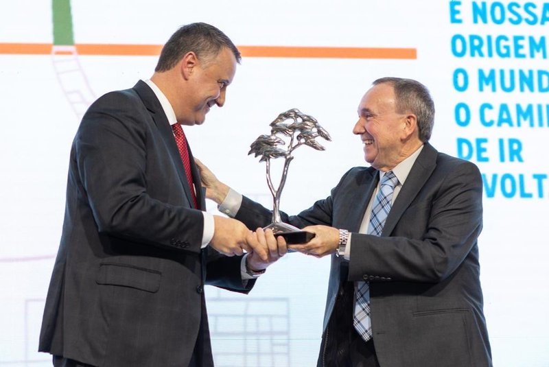 o presidente da marca, Clovis Tramontina, entregou uma árvore de metal para o prefeito da cidade, Evandro Zibetti