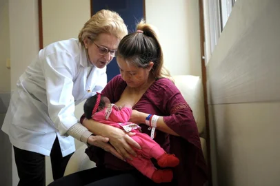  CAXIAS DO SUL, RS, BRASIL, 17/09/2019Legenda - Cuidados durante amamentação e alimentação de bebês Mãe - Denize Duarte, 31 anos - Consultora de VendasFilha - Jeovanna Antonella Duarte Fachinello, dois diasMédica - Maira Ester Soares De Carli - Coordenadora do Setor Pediátrico dA UCS(Lucas Amorelli/Agência RBS)