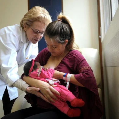  CAXIAS DO SUL, RS, BRASIL, 17/09/2019Legenda - Cuidados durante amamentação e alimentação de bebês Mãe - Denize Duarte, 31 anos - Consultora de VendasFilha - Jeovanna Antonella Duarte Fachinello, dois diasMédica - Maira Ester Soares De Carli - Coordenadora do Setor Pediátrico dA UCS(Lucas Amorelli/Agência RBS)