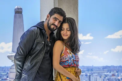 Laila (Julia Dalavia) e Jamil (Renato Goes) em Órfãos da Terra.