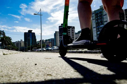  FLORIANÓPOLIS, SC, BRASIL, 17.01.2019: Moradores e turistas utilizam do aluguel dos patinetes elétrico tanto para locomoções mais objetivas, de trajeto curto no centro histórico, quanto para diversão. (Foto: Diorgenes Pandini/Diário Catarinense)Indexador: Diorgenes Pandini