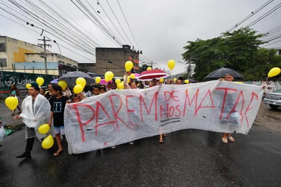 Protestors make their way to the funeral of eight-year-old Agatha Sales Felix, who was killed by a stray bullet during a police operation at the Alemao complex slum, in Rio de Janeiro, Brazil, on September 22, 2019. - Felix died during a confrontation between alleged drug traffickers and police officers on September 21. (Photo by Carl DE SOUZA / AFP)