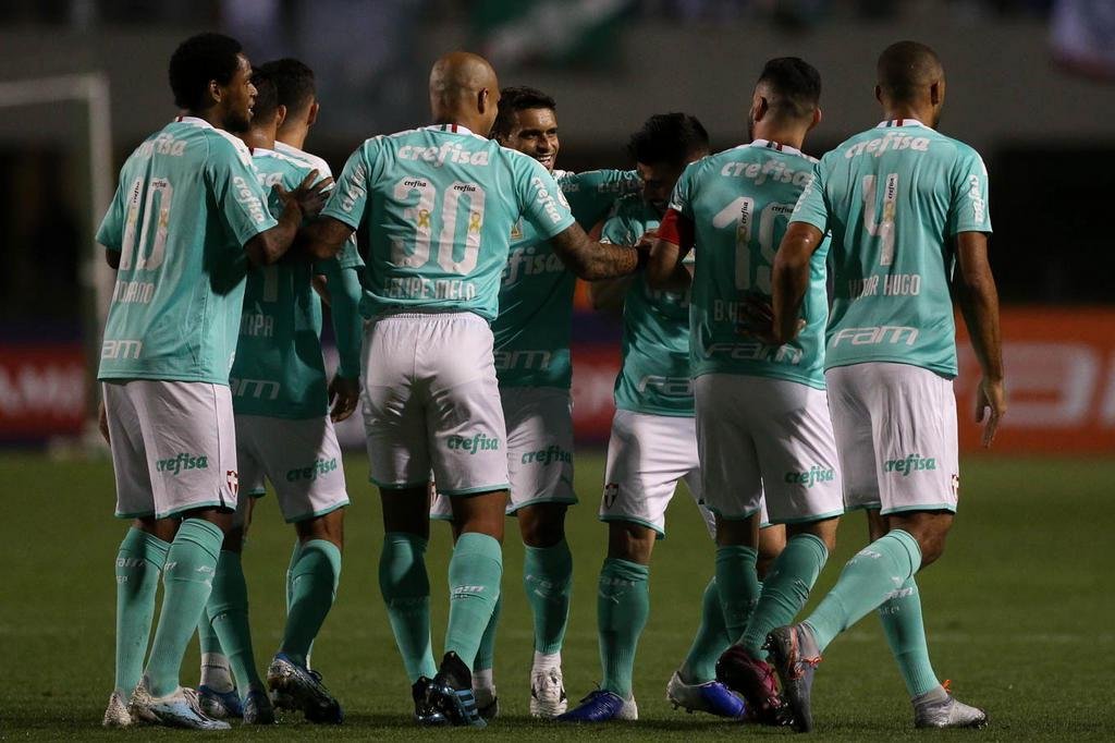 Palmeiras goleia o CSA por 6 a 2 no Pacaembu e continua na cola do