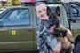 Na foto a Soldado Ana Kaufmann e o cão de três meses, Boris. 