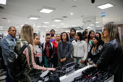  PORTO ALEGRE, RS, BRASIL, 25/09/2019: O Instituto Lojas Renner, braço social da maior varejista de moda do Brasil, expandiu mais uma vez seu projeto de capacitação de mulheres refugiadas, chegando a Porto Alegre. As refugiadas conheceram um pouco mais da loja da Renner na Otávio Rocha.  (Foto: Omar Freitas / Agência RBS)Indexador: NGS