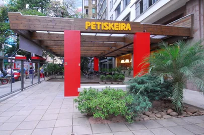  Ambiente profissional.Petiskeira centro Cultural, com pergolado e ambiente interno. Projeto das arquitetas Rejane Carvalho Leite e Cristina Langer.