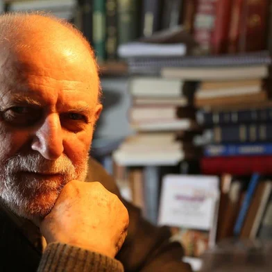 O escritor gaúcho, Armindo Trevisan, em seu escritório no apartamento em que mora no bairro Petrópolis. Armindo completa 80 anos com o lançamento do livro de poemas Adega Imaginária.Indexador: Diego Vara