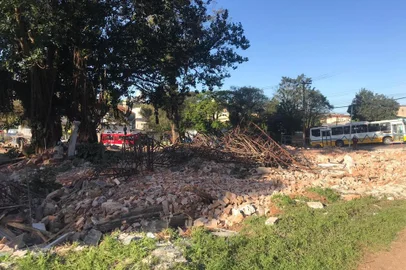 O prédio do Grêmio Gaúcho, a primeira entidade tradicionalista do Estado, fundada em maio de 1898, em Porto Alegre, foi demolido. Demolição. Obras da Avenida Tronco