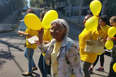 Uma ação organizada pela Organização Não-Governamental (ONG) Participatório da Juventude vai encerrar oficialmente as atividades alusivas ao Setembro Amarelo promovidas ao longo do mês pelo Centro de Valorização da Vida (CVV) e pelo Diretório Acadêmico (DA) do curso de Psicologia da Faculdade da Serra Gaúcha (FSG) em Caxias do Sul. A caminhada Todos pela Vida ocorre neste sábado (28), com concentração prevista para as 8h30min, em frente ao pórtico da prefeitura. A saída ocorre às 9h, rumo à sede da FSG, onde os participantes serão recebidos com uma palestra a respeito da campanha, que tem como mote a prevenção ao suicídio._A ação visa promover a conscientização e dar visibilidade para as questões referentes à saúde mental que são aplicadas durante o Setembro Amarelo, encerrando as atividades das instituições envolvidas_ explica Maxwel Abreu , presidente da ONG organizadora.Este será o segundo ano de realização da caminhada. Segundo Abreu, em 2018, mais de 200 pessoas participaram da atividade.