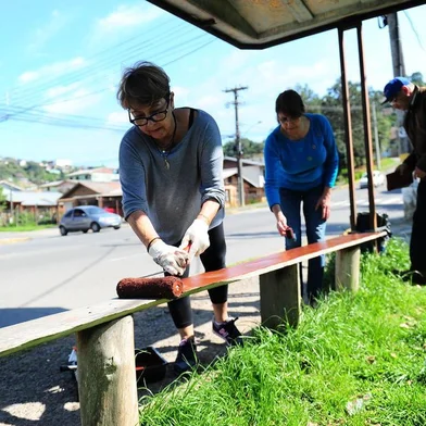  CAXIAS DO SUL, RS, BRASIL, 28/09/2019. Associação de Moradores do bairro De Zorzi promove ação para revitalizar áreas de uso comum. Está prevista a pintura de paradas de ônibus, corrimões de escada e do meio-fio de algumas ruas. O presidente do bairro, Luís Rocha, coloca que ainda estão sendo recebidas doações de materiais de pintura (de boné azul). (Porthus Junior/Agência RBS)