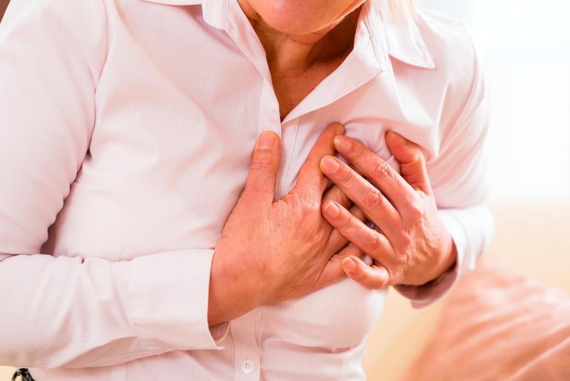 A falta de informação relacionada à doenças cardiovasculares pode ser fatal e, portanto, reconhecer os sintomas de um infarto é fundamental. O principal sinal é a dor aguda no peito, mas ele também pode se manifestar por meio de outros sintomas atípicos e igualmente importantes como fadiga, azia, suor excessivo, dores nas costas e no pescoço, indigestão e sensação de obstrução na garganta. Ou seja, além da sensação de que algo aperta o coração, a pessoa que está enfartando pode sentir dores e desconforto em toda a região torácica.