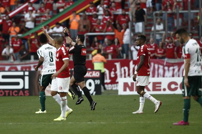 Em jogo com lances polêmicos, Inter perde para o Palmeiras