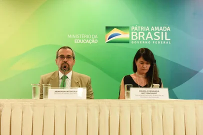 Coletiva do ministro da Educação, Abraham Weintraub, sobre descontingenciamento de verbas na pasta. 