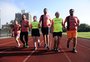 Atletas voluntários guiam pessoas com deficiência visual em corridas