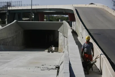  PORTO ALEGRE, RS, BRASIL, 30-09-2019: Obras na trincheira da avenida Ceará, na zona norte. (Foto: Mateus Bruxel / Agência RBS)