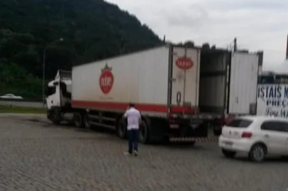 ITAJAÍ, SC, BRASIL - Um homem de 32 anos foi preso na manhã desta terça-feira (1°), em Itajaí. Ele é suspeito de roubar uma carga de linguiça, avaliada em R$ 195 mil, no dia 23 de maio deste ano, em Barra Velha, no norte do Estado.