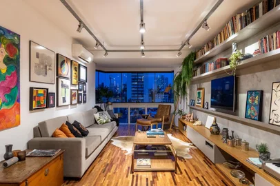 Atelier Aberto Arquitetura, Renata Pinto Beck e Gustavo Sbardelotto da Costa, reforma, apartamento, madeira, tijolo, cinza, concreto, prateleira, estante