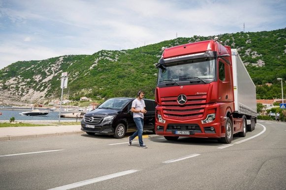 Actros: caminhão Mercedes-Benz está mais completo, inteligente e  tecnológico | GZH