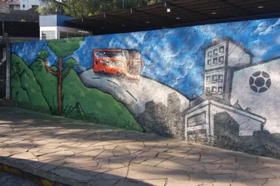 Fotos da pintura do muro da rodoviária. Artista: Guilherme Nerd.