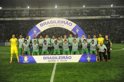 CAXIAS DO SUL, RS, BRASIL, 09/09/2019. Juventude x Imperatriz, jogo da volta das quartas de final da série C do Campeonato Brasileiro e realizado no estádio Alfredo Jaconi. De pé: Omar, Braian Rodríguez, Genilson, Dalberto, Lucas Mota, Rafael Bastos, Aprile, João Paulo, Gabriel Poveda, Sidimar, Diego Ivo, Moisés, Rafael Jataí, Denner, Marcelo Carné e Rodrigo Cattani (médico)Agachados: Carlos Henrique, Eltinho, John Lennon, Bruno Alves, Renato Cajá, Breno, Felippe, Vidal e Edson Camargo (massagista) (Porthus Junior/Agência RBS)
