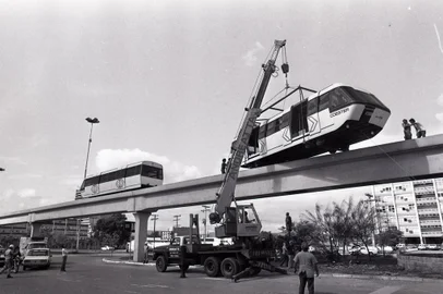  Chegada do aeromóvel Coester em 09/05/1983#Fotógrafo: Arivaldo Chaves#Pasta: 7287#Envelope: 11247